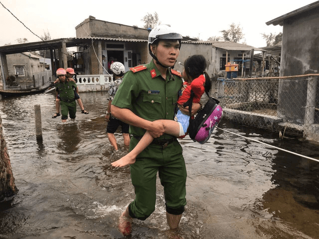 Lực lượng chức năng đưa người dân đến nơi an toàn trong lũ lụt