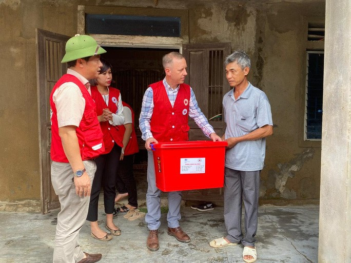 Đại sứ Anh Gareth Ward thăm hỏi, tặng quà người dân ở xã Tân Ninh - một trong những địa phương tại Quảng Bình chịu ảnh hưởng nặng nề từ bão lũ trong thời gian qua - Ảnh: Đại sứ quán Anh cung cấp