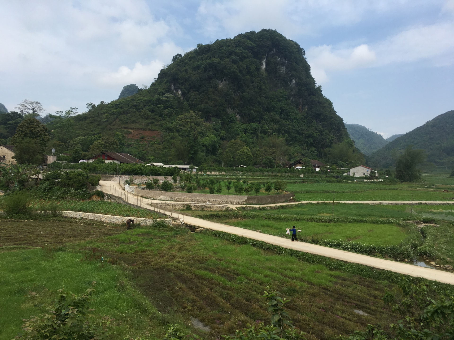Đường nông thôn được đầu tư từ nguồn vốn Chương trình 135 ở xã Ngọc Côn, huyện Trùng Khánh