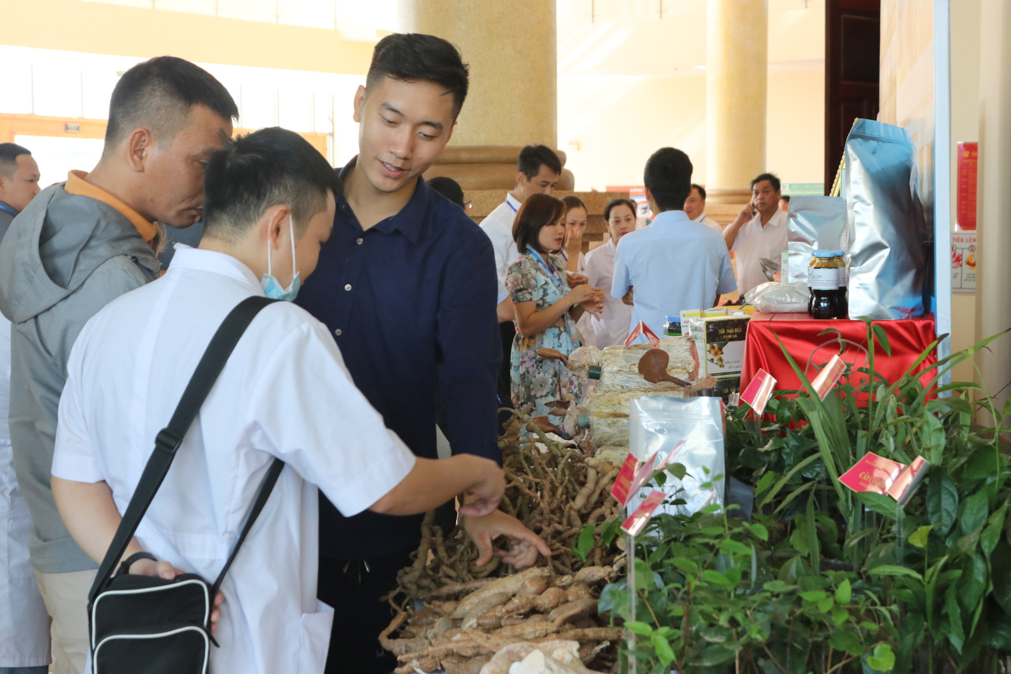 Khách hàng thăm quan gian trưng bày sản phẩm đặc sản miền núi