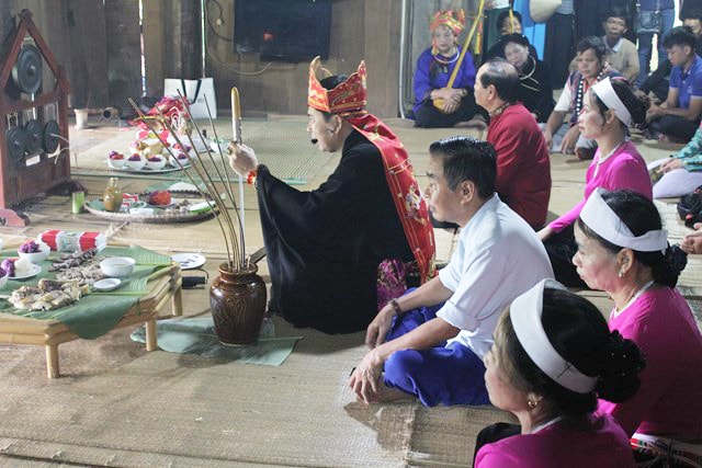 Thầy mo làm lễ cúng trong Lễ Mát nhà.