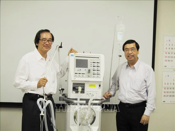 Ông Trần Ngọc Phúc (trái), Chủ tịch Hội người Việt Nam tại Nhật Bản, sáng lập viên kiêm Chủ tịch Hội đồng Quản trị Công ty TNHH Metran, đứng bên máy hô hấp nhân tạo hỗ trợ Việt Nam phòng chống dịch COVID-19. Ảnh: Đào Thanh Tùng/TTXVN