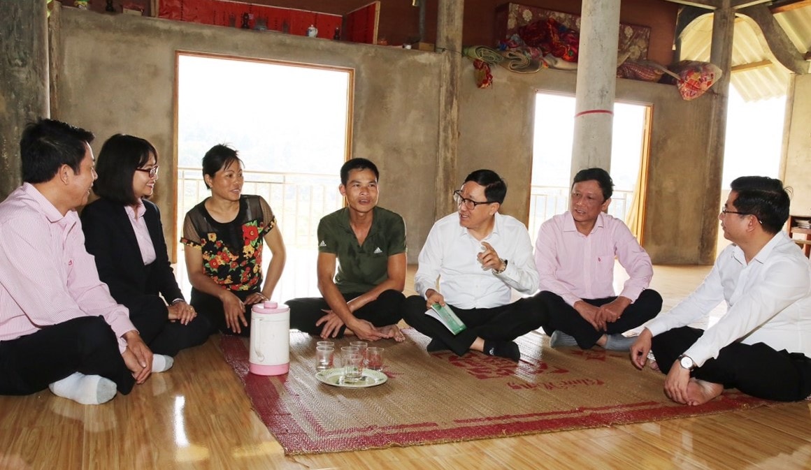 Đoàn công tác thăm hỏi, động viên gia đình anh Lý Đạt Hưởng ở thôn Trĩ Ngoài, xã Phúc Khánh, huyện Bảo Yên ( Lào Cai )