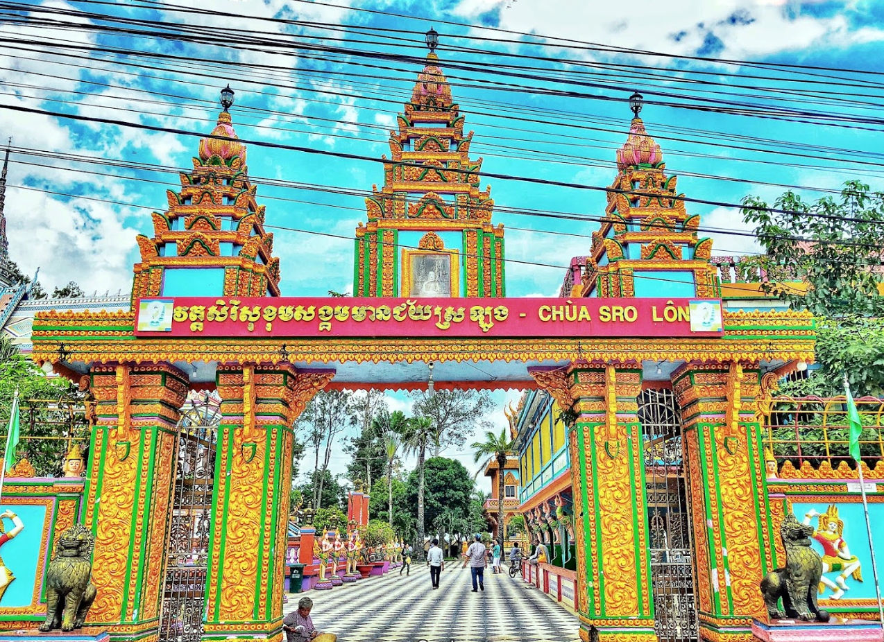 Cổng chùa theo phong cách truyền thống Angkor Campuchia.