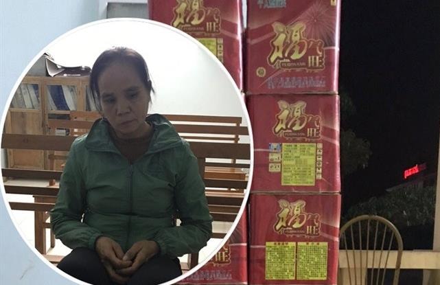 Đối tượng Nông Thị Liên cùng tang vật 33kg pháo nổ. Ảnh: Ninh Bình