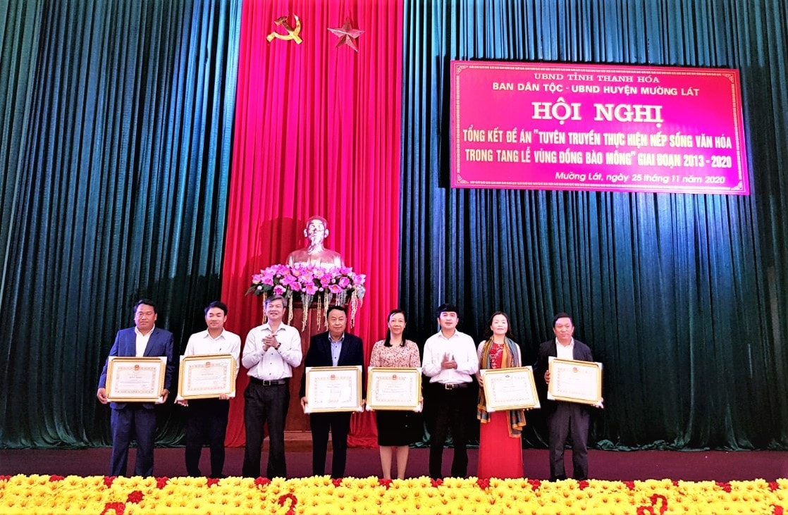 Các tập thể và cá nhân được Chủ tịch UBND tỉnh Thanh Hóa tặng Bằng Khen vì đã có thành tích xuất sắc trong thực hiện Đề án