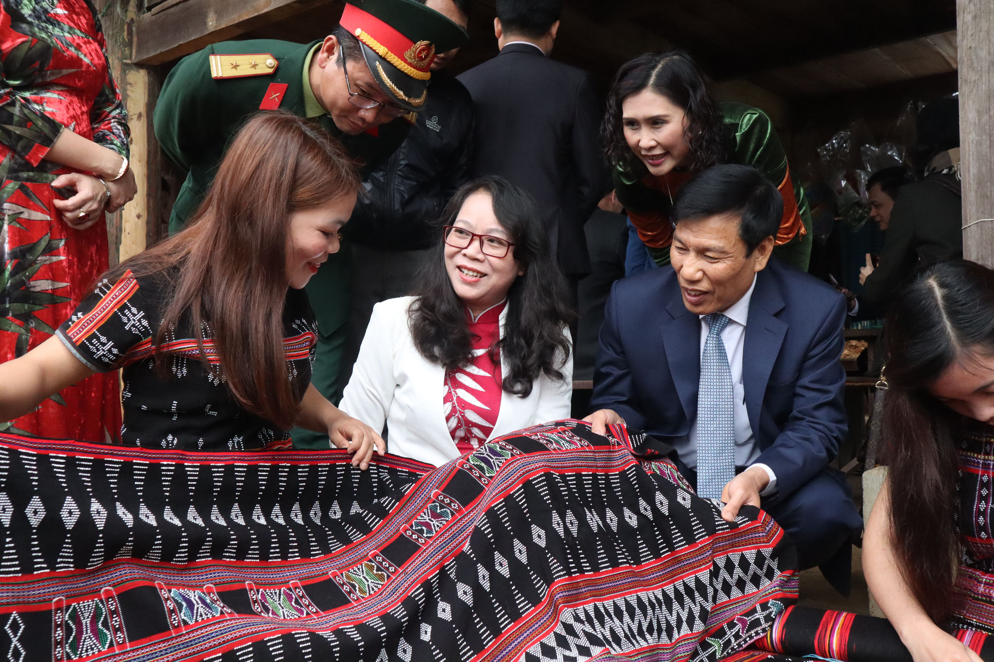 Thứ trưởng, Phó Chủ nhiệm UBDT Hoàng Thị Hạnh và Bộ trưởng Bộ Văn hóa, Thể thao và du lịch Nguyễn Ngọc Thiện với đồng bào DTTS tại Ngày hội Sắc xuân trên mọi miền Tổ quốc (năm 2019)