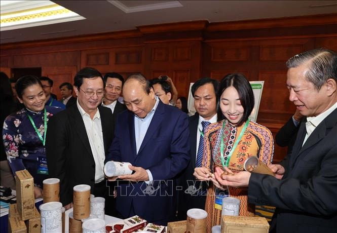 Thủ tướng Nguyễn Xuân Phúc thăm các gian hàng trưng bày sản phẩm tại diễn đàn. Ảnh: Thống Nhất/TTXVN