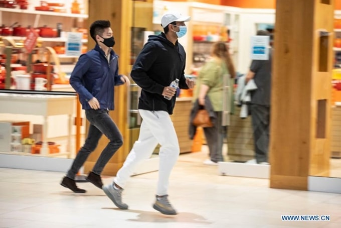 Người dân Mỹ đi mua sắm tại một cửa hàng thời trang ở Rosemont, Illinois trong ngày Black Friday 27/11/2020. (Ảnh: Xinhua)