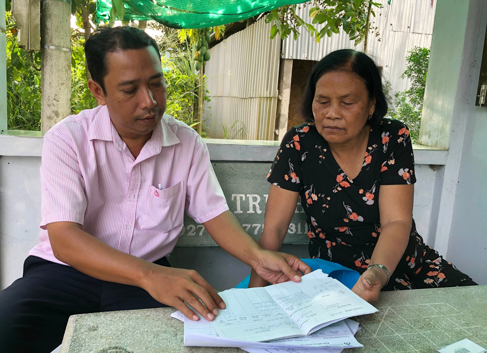 Cán bộ NHCSXH làm việc tại hộ dân