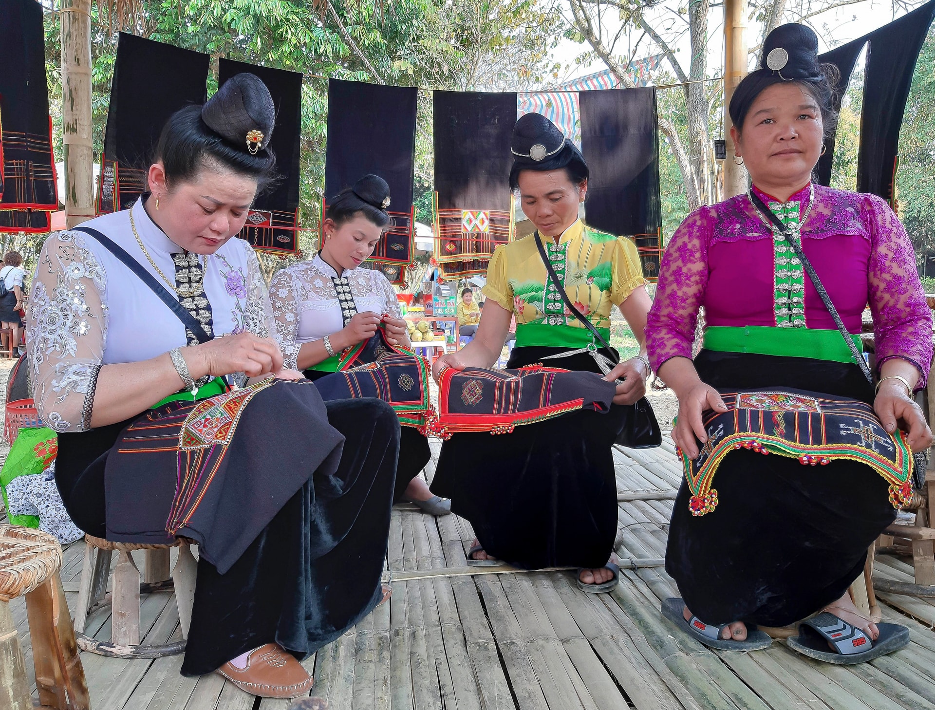 Những đôi tay khéo léo của chị em phụ nữ dân tộc Thái tạo ra những tấm thổ cẩm rực rỡ sắc màu, đa dạng hoa văn.