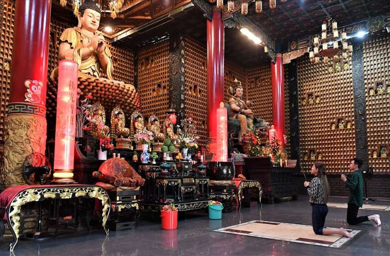Cầu nguyện trên Chánh điện.