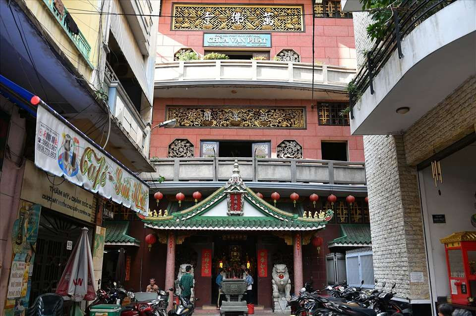 Chùa Vạn Phật nằm lọt giữa những dãy nhà cao tầng.