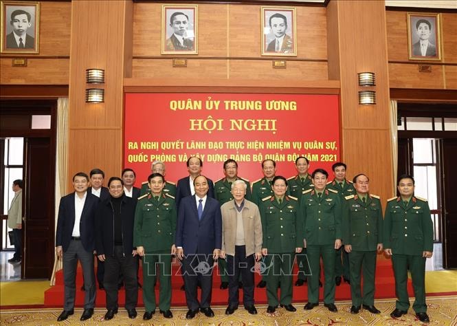 Tổng Bí thư, Chủ tịch nước Nguyễn Phú Trọng, Bí thư Quân ủy Trung và Thủ tướng Chính phủ Nguyễn Xuân Phúc chụp ảnh chung cùng các đại biểu dự Hội nghị. Ảnh: Trí Dũng/TTXVN