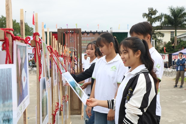 Các em học sinh tham quan bộ ảnh tại triển lãm “Trẻ em không phải cô dâu  (Ảnh : BHG)