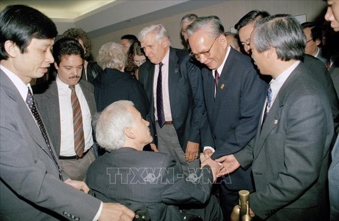 Nhân dịp tham dự Lễ kỷ niệm 50 năm Ngày thành lập Liên hợp quốc (1945-1995), Chủ tịch nước Lê Đức Anh thăm hỏi một cựu binh Mỹ tích cực phản đối chính quyền Mỹ tiến hành chiến tranh xâm lược Việt Nam. Ảnh: TTXVN