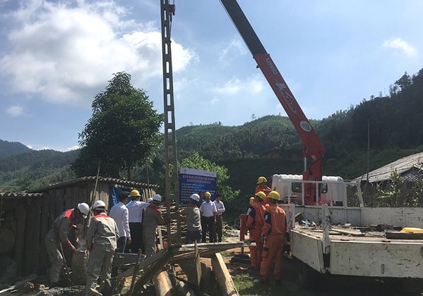 Cán bộ ngành điện đưa điện lưới Quốc gia về vùng cao Nậm Đét, Bắc Hà (Lào Cai).