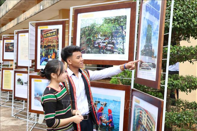 Các em học sinh tham quan những tư liệu về nguồn gốc 2 quần đảo Hoàng Sa và Trường Sa.