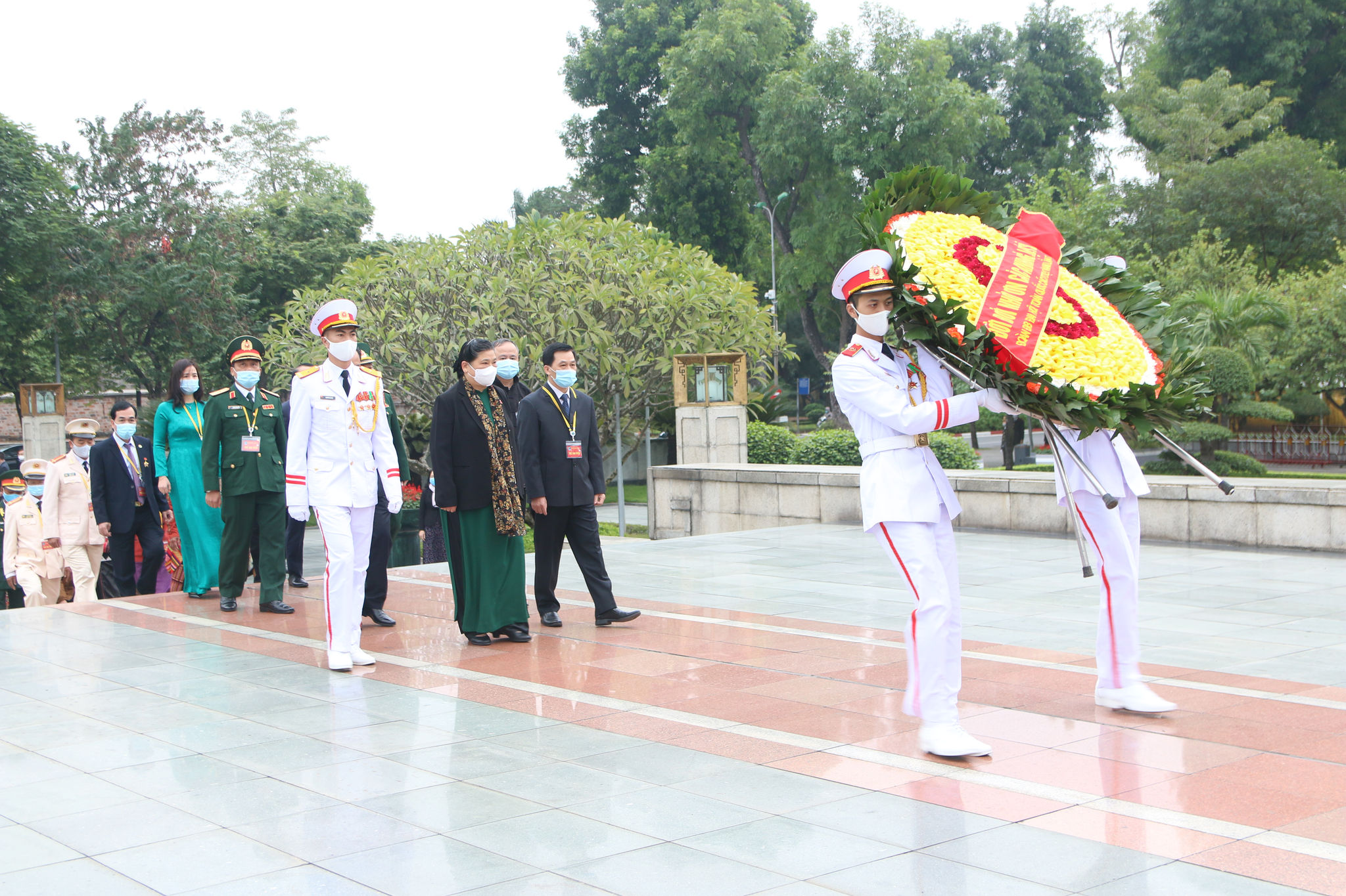 Đồng chí Tòng Thị Phóng, Ủy viên Bộ Chính trị, Phó Chủ tịch Thường trực Quốc hội cùng Đoàn 100 đại biểu dâng hương tưởng niệm các Anh hùng liệt sĩ