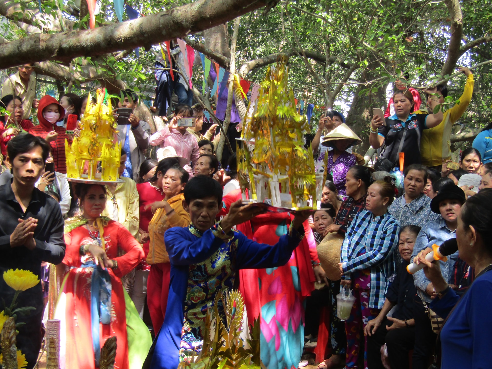 Khu di tích lịch sử Giàn Gừa (huyện Phong Điền, TP. Cần Thơ)- nơi duy trì loại hình múa bóng rỗi.