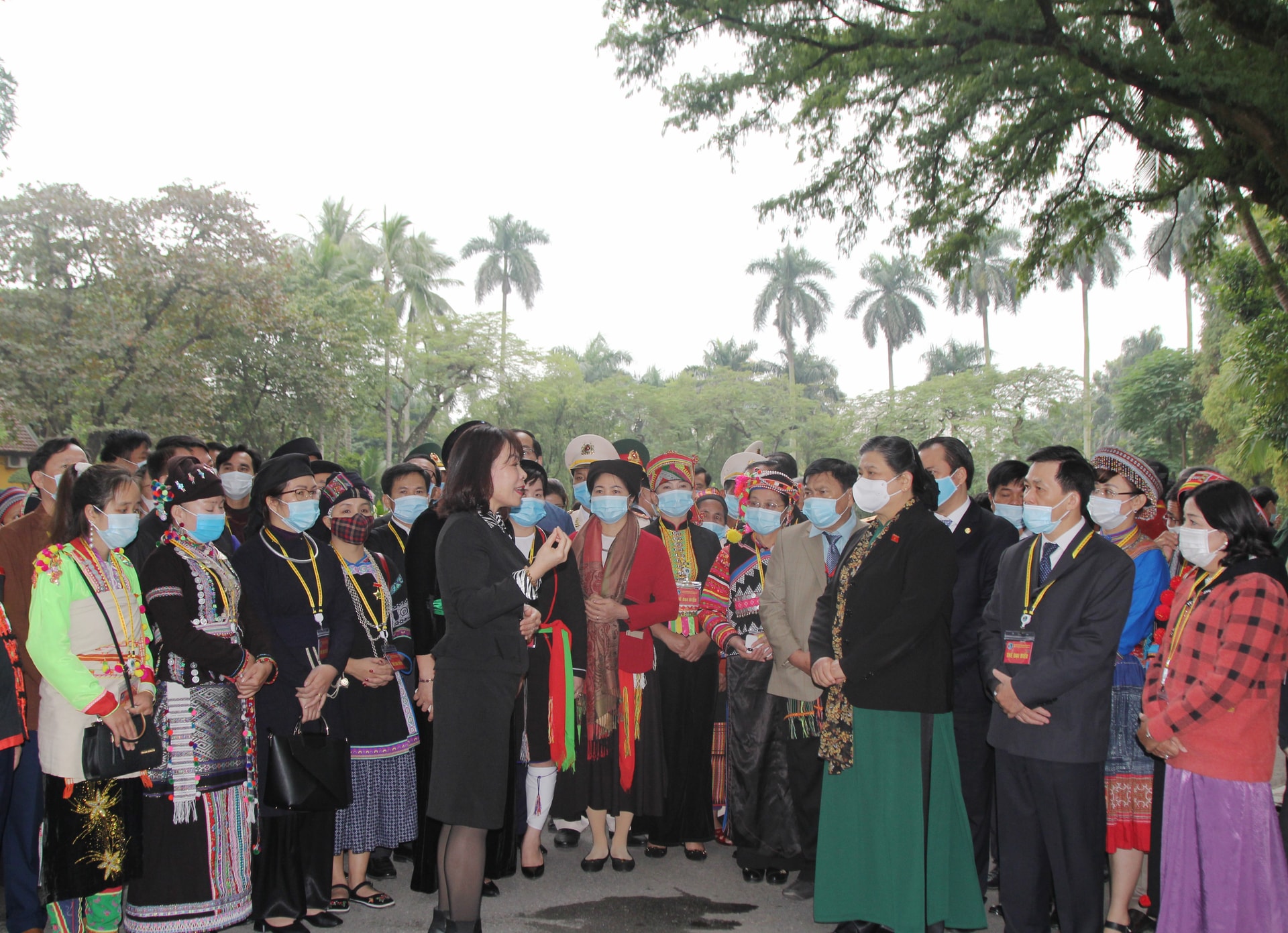 Phó Chủ tịch Thường trực Quốc hội Tòng Thị Phóng và các đại biểu nghe thuyết minh viên giới thiệu ý nghĩa của các  di tích trong Khu Di tích Lăng Chủ tịch Hồ Chí Minh