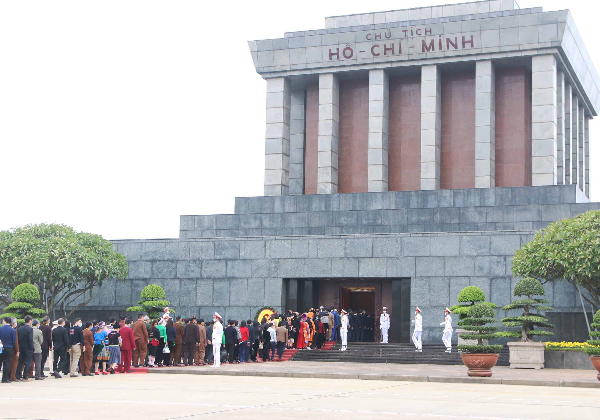 Các đại biểu thành kính vào Lăng viếng Bác