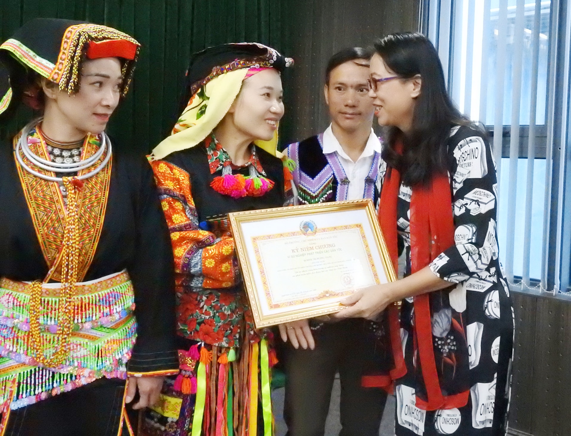 Thứ trưởng, Phó Chủ nhiệm UBDT- Hoàng Thị Hạnh trao Kỷ niệm chương