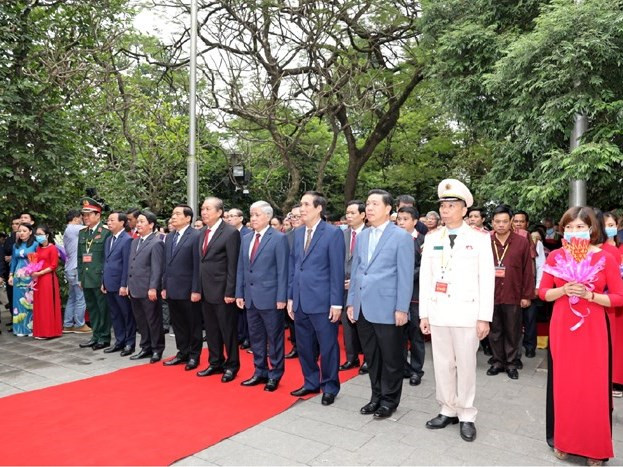 Phó Thủ tướng Thường trực Chính phủ Trương Hòa Bình cùng các đại biểu làm lễ dâng hương tại Đền Thượng