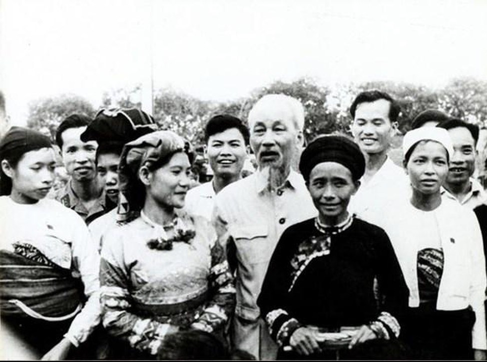 Chủ tịch Hồ Chí Minh với đại biểu Quốc hội là người DTTS dự Kỳ họp lần thứ Nhất, Quốc hội khóa III  tại Hà Nội. (Ảnh tư liệu).