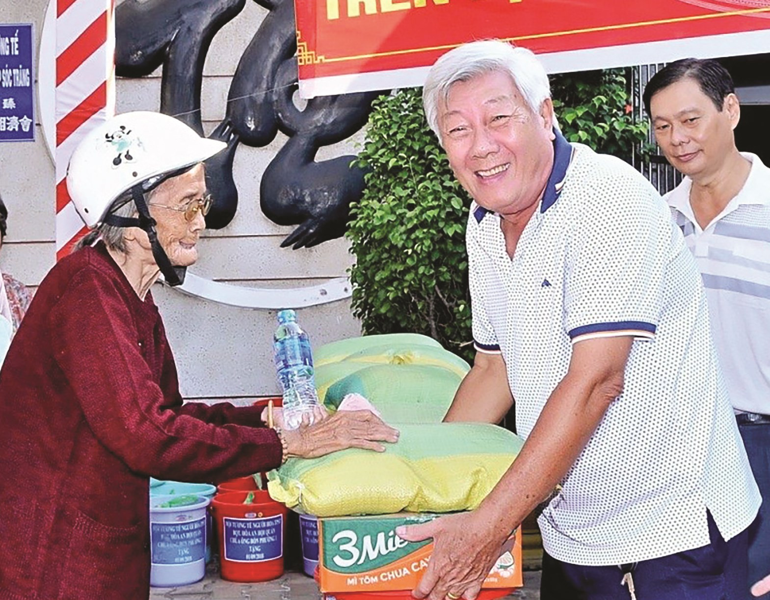 Ông Huỳnh Phến, đại diện Hội Tương tế Người Hoa TP. Sóc Trăng tặng quà cho bà con khó khăn vào dịp Lễ Vu Lan 2020. 
