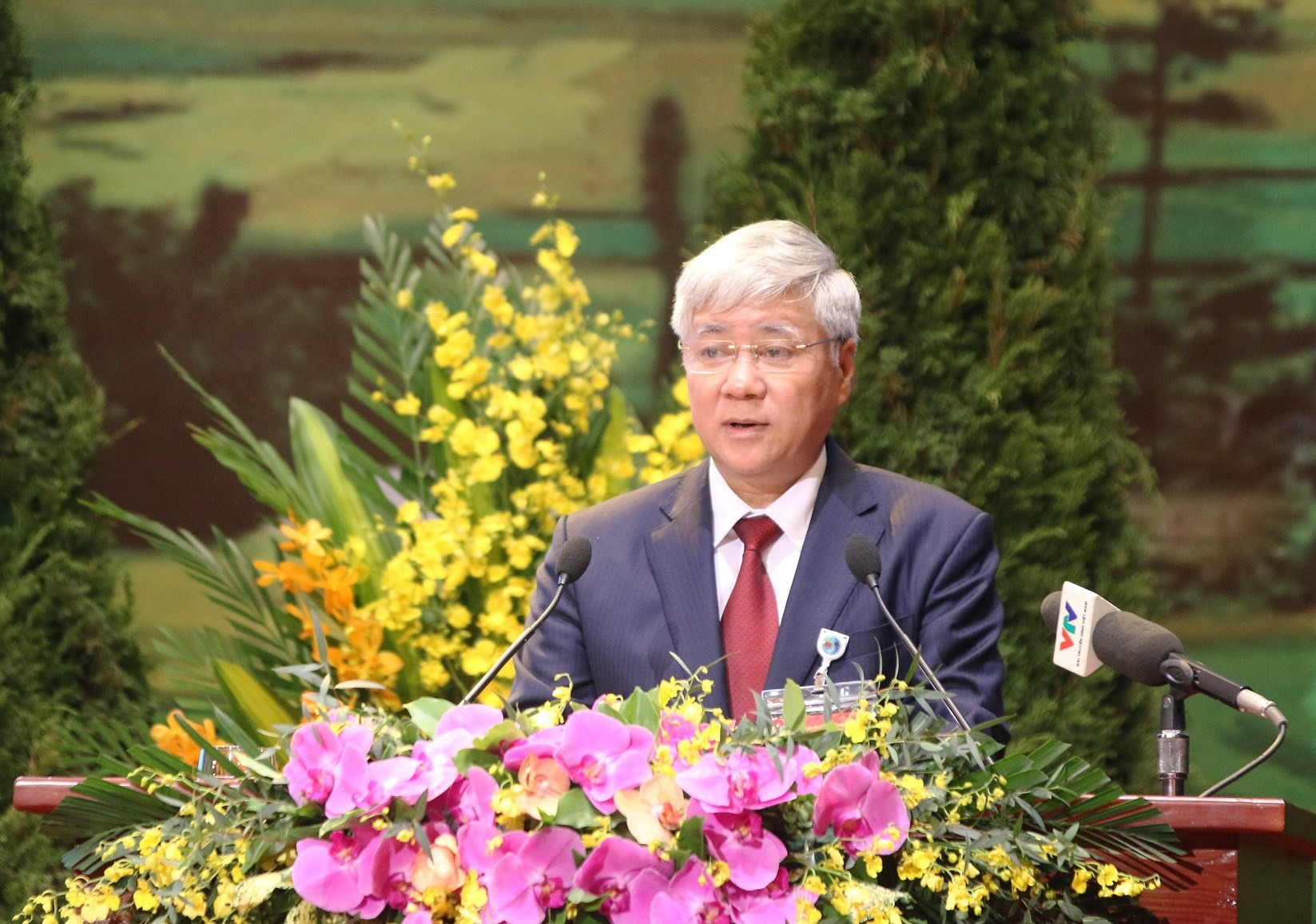 Bộ trưởng, Chủ nhiệm Ủy ban Dân tộc Đỗ Văn Chiến, Phó trưởng Ban Thường trực Ban Chỉ đạo, Trưởng Ban Tổ chức Đại hội đại biểu toàn quốc các DTTS Việt Nam lần thứ II thông qua Quyết tâm thư của Đại hội