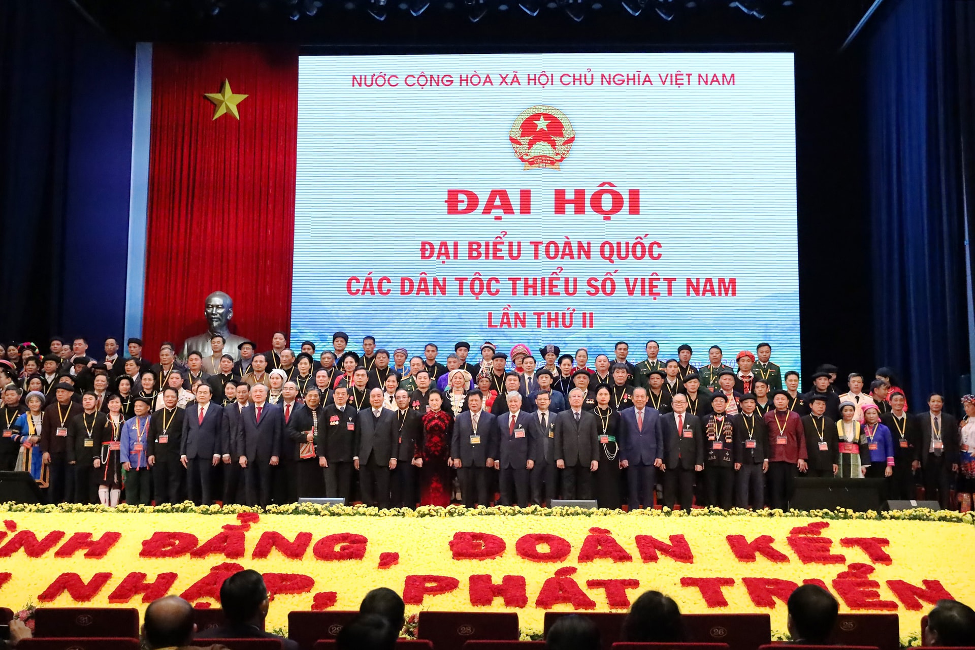 Lãnh đạo Đảng, Nhà nước, các Bộ, ban, ngành chụp ảnh lưu niệm cùng các đại biểu dự Đại hội