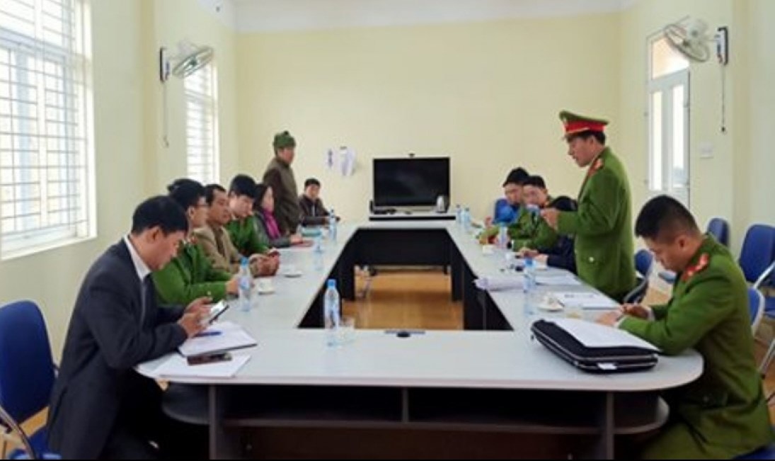Công an đọc quyết định khởi tố, lệnh bắt tạm giam các bị can (Ảnh: Phúc Thái - Công Lý)