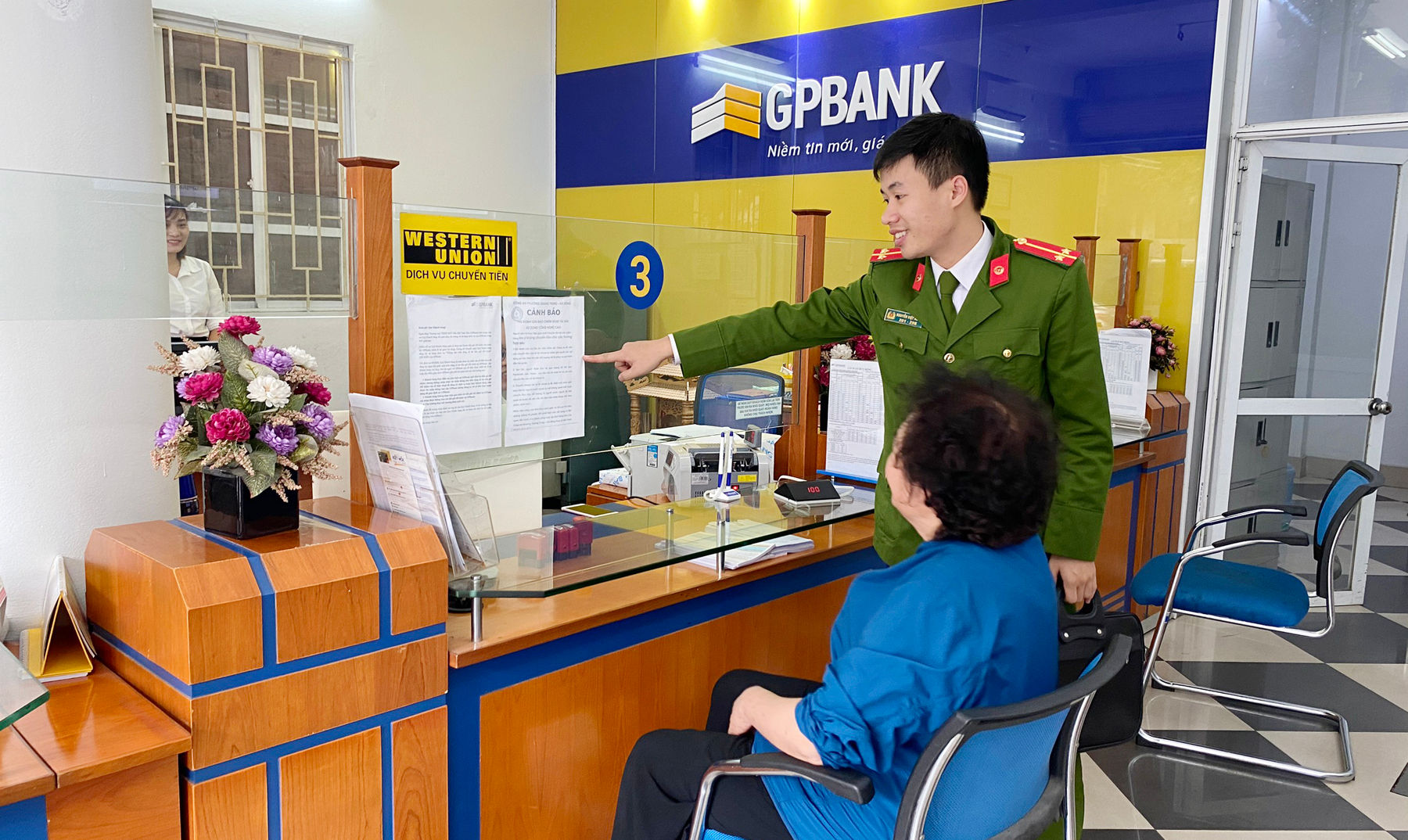 Cán bộ Công an giải thích cho người dân hiểu về thủ đoạn của đối tượng lừa đảo.
