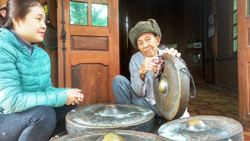 Cụ ông Mạc Văn Nguyến, bản Chắn, xã Thạch Giám, huyện Tương Dương (Nghệ An) nâng niu bảo vật cồng chiêng của tổ tiên.