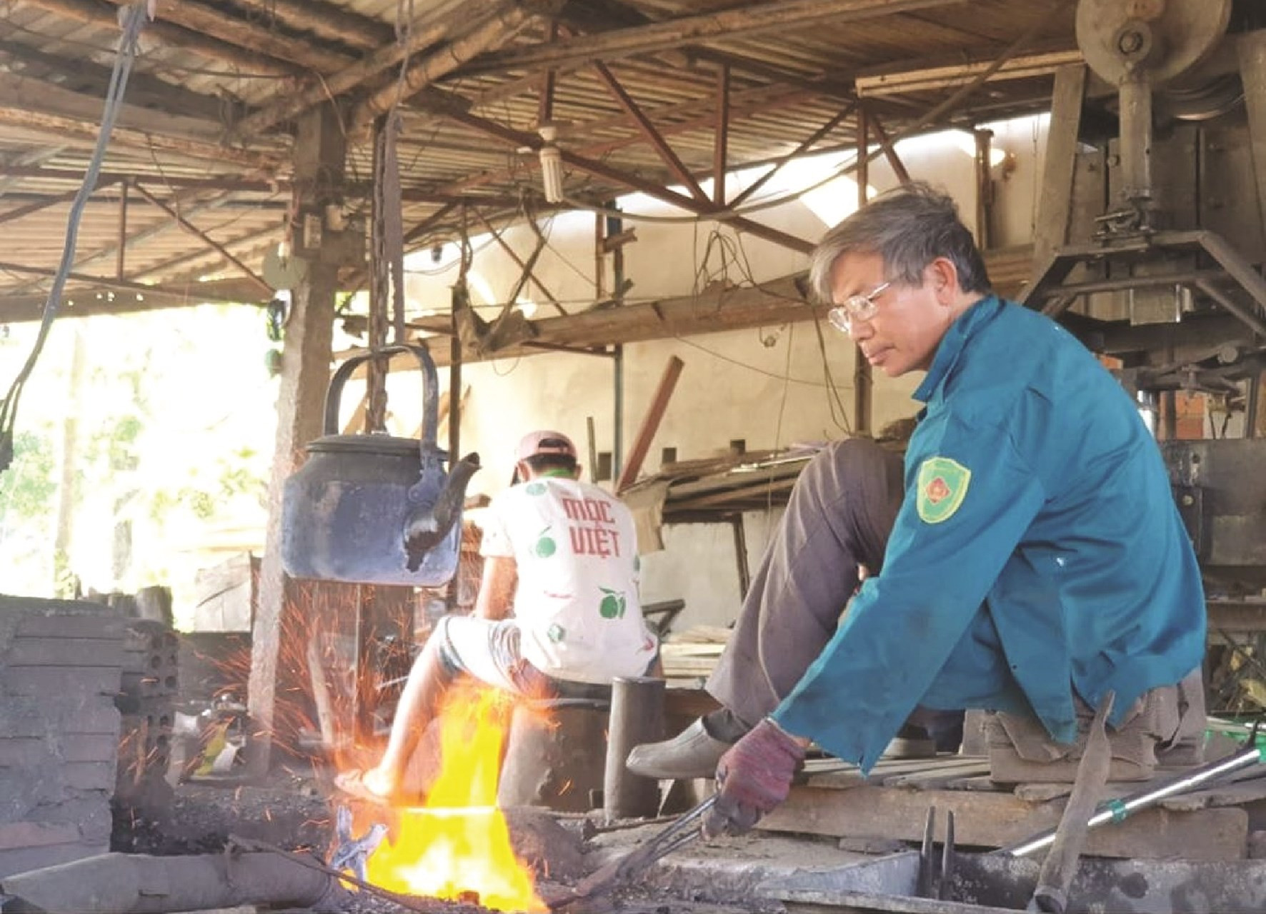 Làng rèn cổ vẫn vang tiếng bên sông