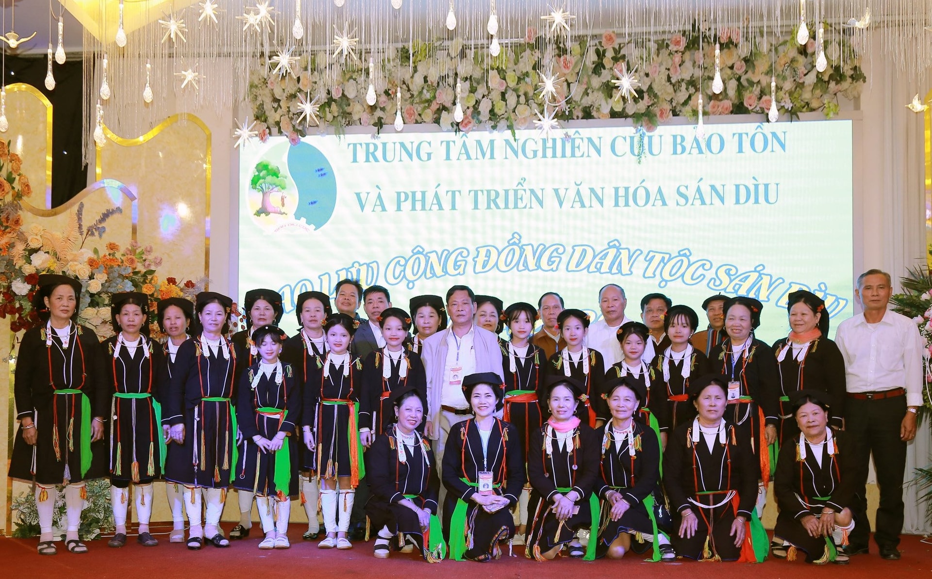 Đại diện các tỉnh chụp ảnh lưu niệm tại buổi giao lưu. Ảnh: Thái Sinh Trần, Khổng Yến Anh.