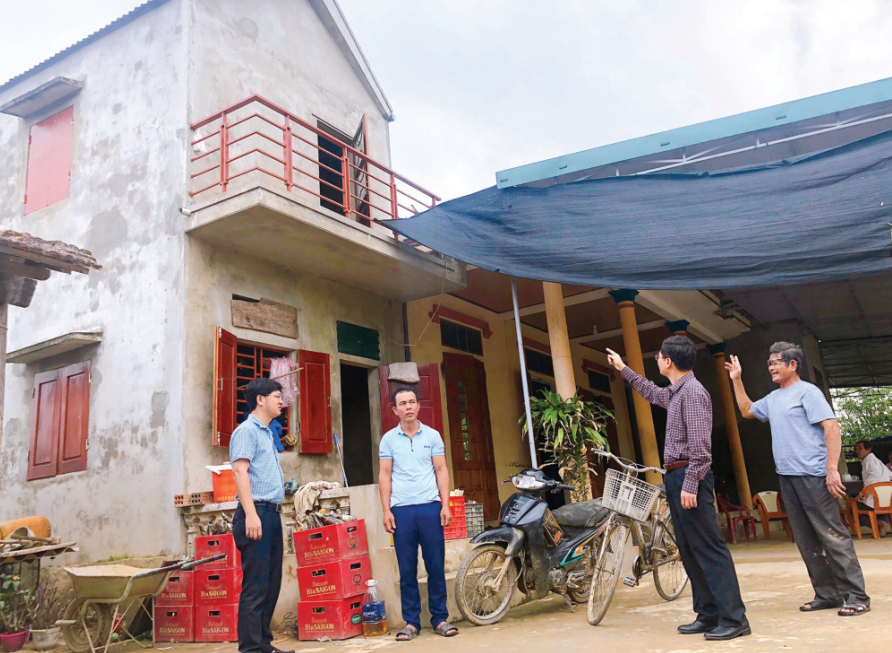 Lãnh đạo Ngân hàng CSXH tỉnh Quảng Bình thăm mô hình  nhà tránh lũ của gia đình bà Nguyễn Thị Thì ở thôn Hiển Vinh,  xã Duy Ninh, huyện Quảng Ninh (Quảng Bình)