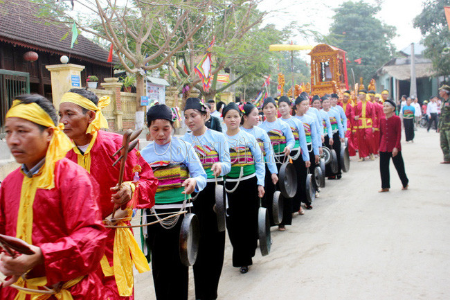 Lễ hội rước cá thần của đồng bào dân tộc Mường ở huyện Cẩm Thủy. Ảnh TL