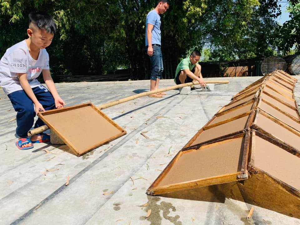  HTX Sinh Dược (tỉnh Ninh Bình) phơi nguyên liệu làm đồ thủ công