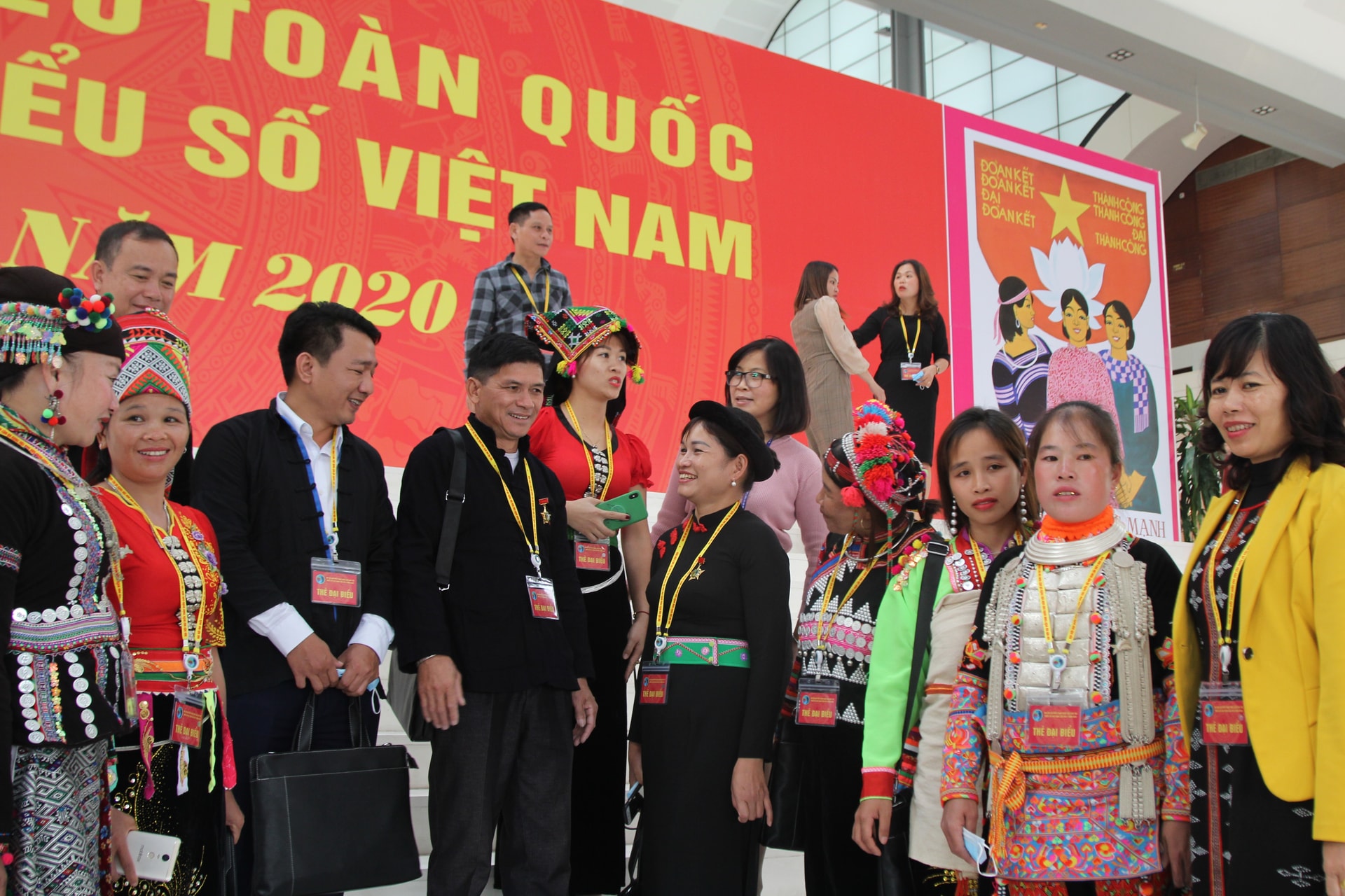 Các đại biểu vui mừng gặp gỡ, trò chuyện cùng nhau trong ngày Hội lớn
