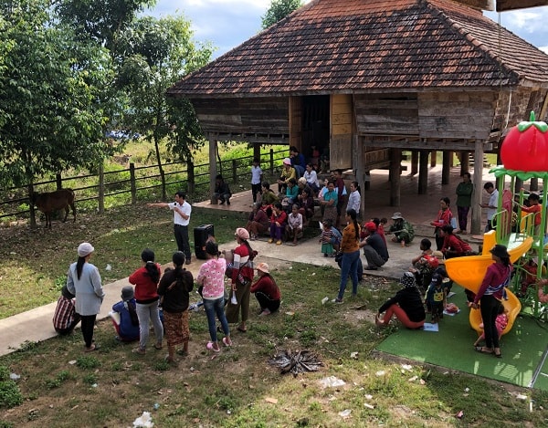 Ban Dân tộc tỉnh Kon Tum phối hợp cùng cán bộ huyện Sa Thầy hướng dẫn kỹ thuật nuôi dưỡng và chăm sóc bò giống sinh sản, bò thịt cho đồng bào dân tộc Rơ Măm tại làng Le, xã Mô Rai