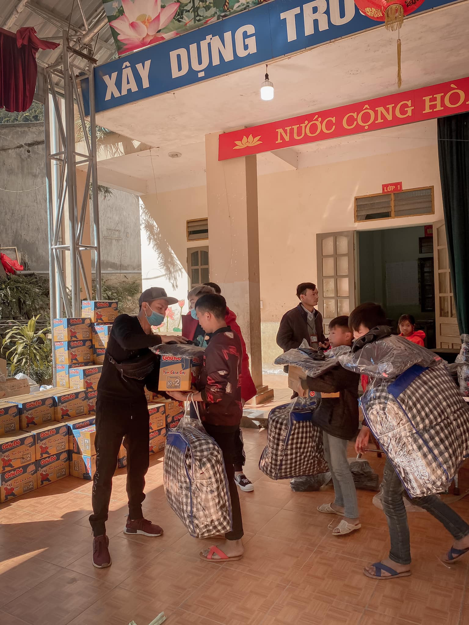 Các nhà hảo tâm tặng chăn ấm, quần áo chống rét cho học sinh ở Hà Giang