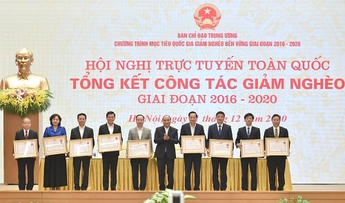 Thủ tướng trao Huân chương Lao động cho các tổ chức, cá nhân có thành tích xuất sắc trong công tác giảm nghèo Thủ tướng Chính phủ Nguyễn Xuân Phúc trao Huân chương Lao động cho các tổ chức, cá nhân có thành tích xuất sắc trong công tác giảm nghèo