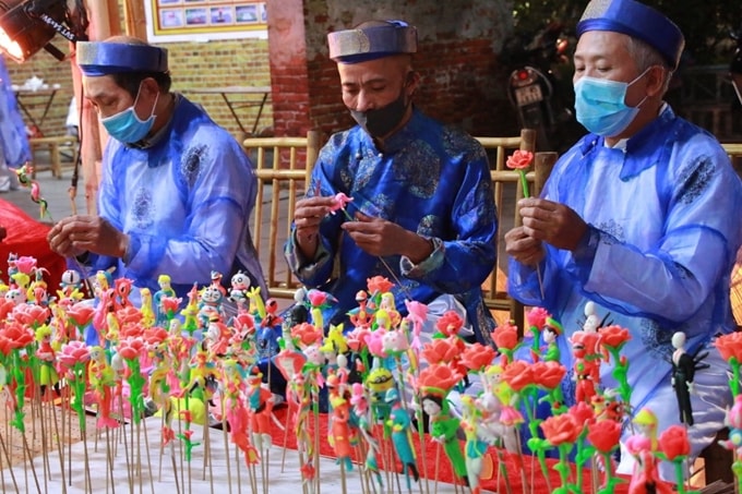Các nghệ nhân trình diễn nặn tò he.