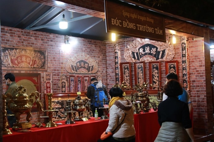 Sản phẩm đúc đồng thu hút sự quan tâm của đông đảo du khách.