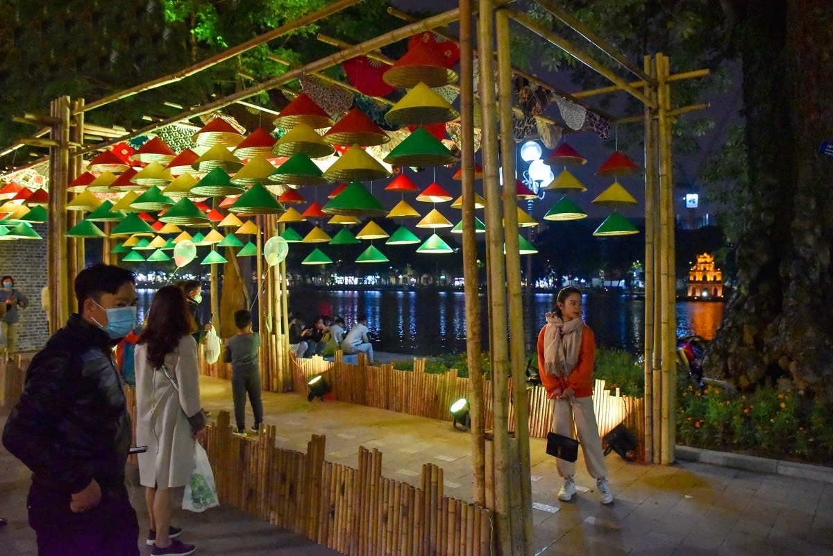 Những tiểu cảnh sắp đặt và không gian mỹ thuật tại bờ hồ Hoàn Kiếm thu hút du khách tham quan, chụp ảnh.
