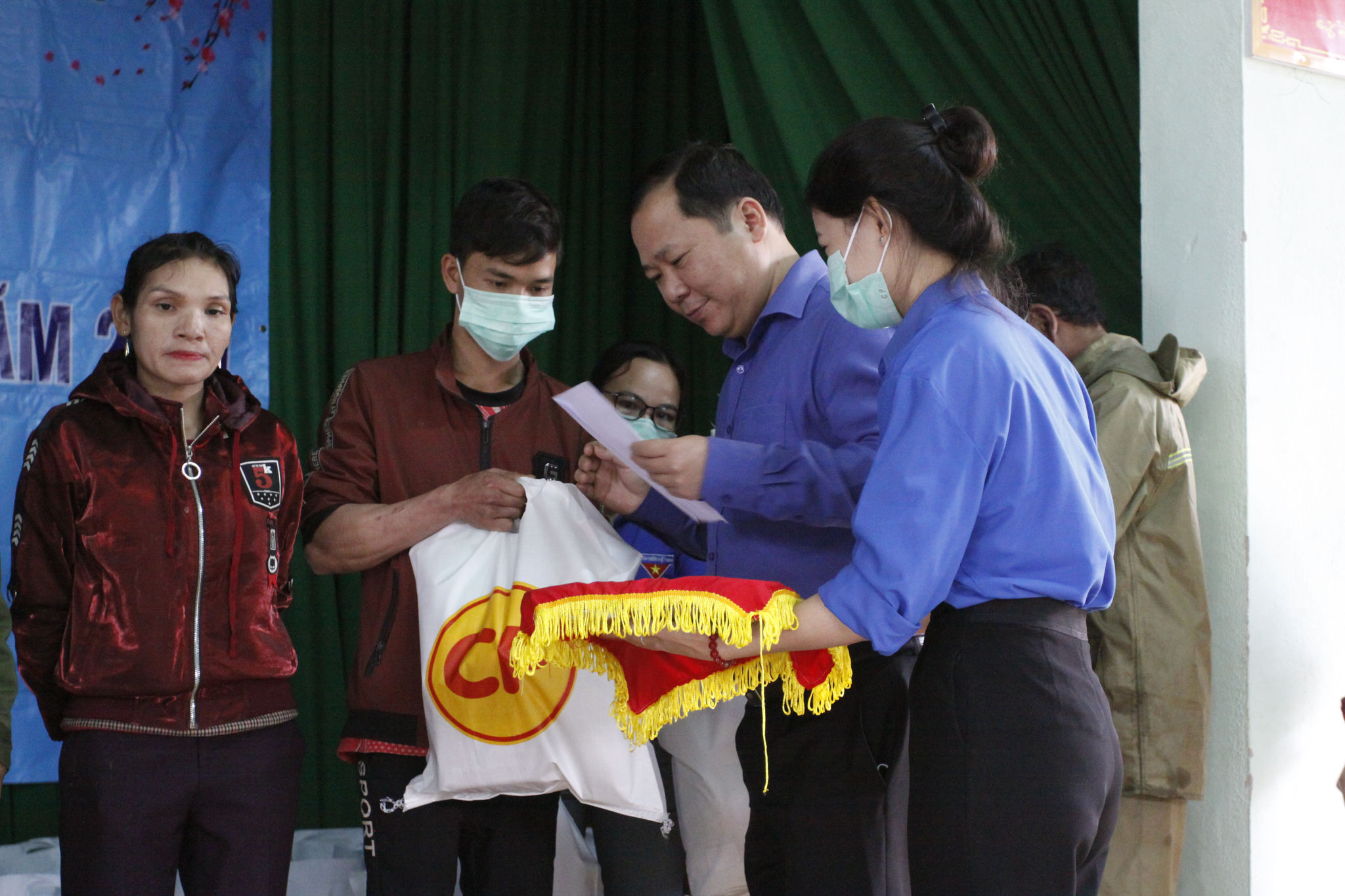 Ông Nguyễn Phi Long, Chủ tịch UBND tỉnh Bình Định tặng quà cho bà con xã An Toàn