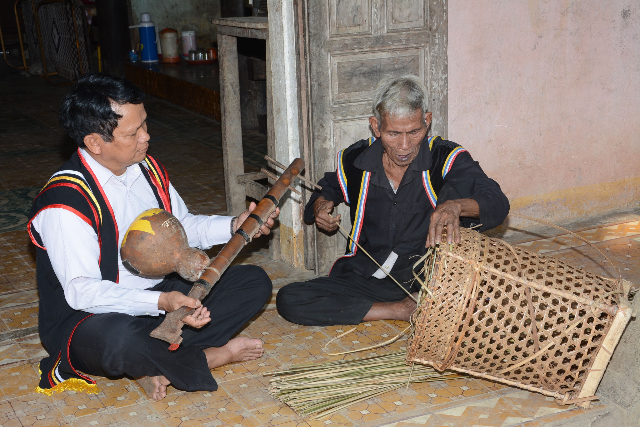 Ông Hồ Ngọc An (bên trái) cùng già làng thôn 2.