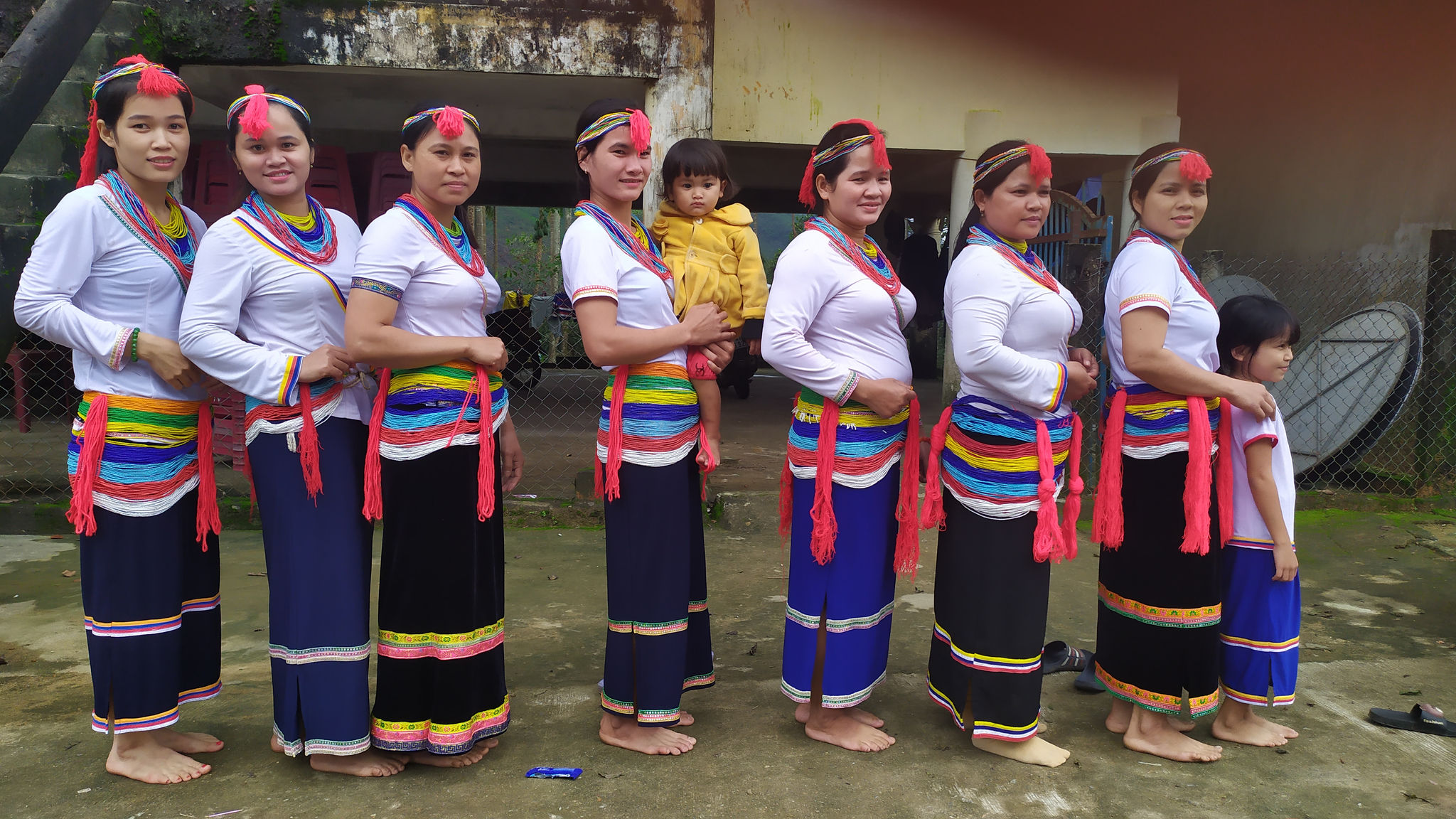 Con gái và con dâu của gia đình ông Hồ Ngọc An đều là thành viên nòng cốt của đội văn nghệ tại địa phương. 